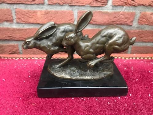 bronzen prachtbeeldje, rennende hazen, Antiek en Kunst, Kunst | Beelden en Houtsnijwerken, Ophalen of Verzenden
