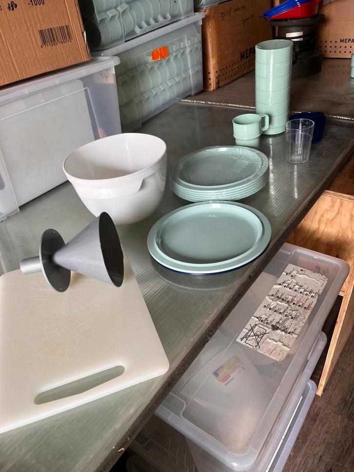 Grote partij kampeer servies, Caravans en Kamperen, Kampeeraccessoires, Zo goed als nieuw, Ophalen
