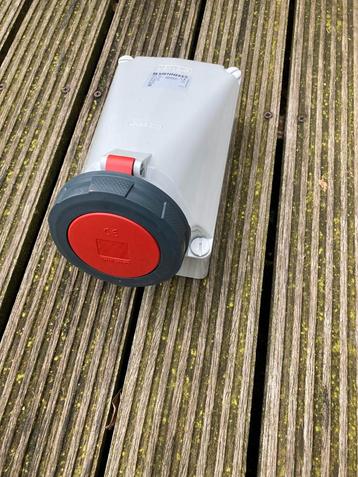 Mennekes wandcontactdoos beschikbaar voor biedingen