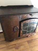 Oud kastje met glas in lood deur, Ophalen