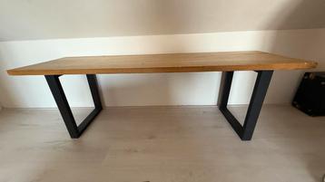 Houten bankje/sidetable met zwart onderstel beschikbaar voor biedingen