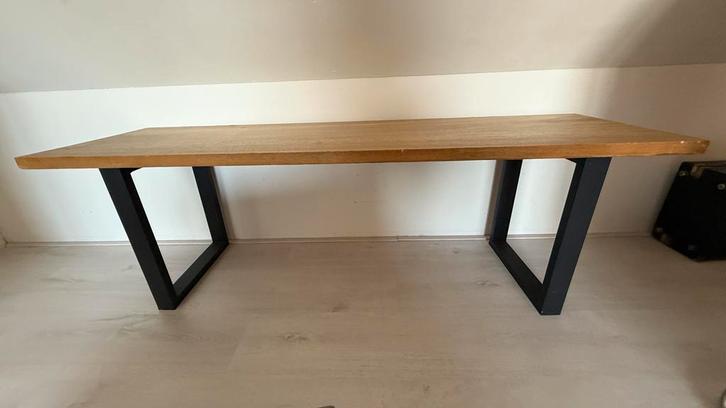 Houten bankje/sidetable met zwart onderstel, Huis en Inrichting, Tafels | Sidetables, 25 tot 50 cm, 100 tot 150 cm, Rechthoekig