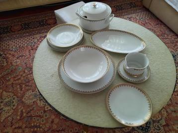 volledig vintage eetservies Loucky Josefina met gouden rand beschikbaar voor biedingen