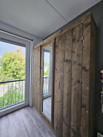 Grote steigerhouten Kledingkast 220x180x42 - Commode en kast beschikbaar voor biedingen