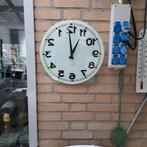 Klok loopt linksom, Huis en Inrichting, Woonaccessoires | Klokken, Ophalen, Gebruikt
