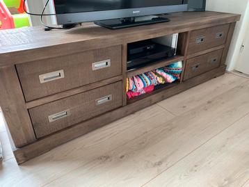 Hender en Hazel Bourgondy, tv dressoir beschikbaar voor biedingen