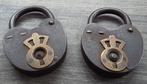 19 de eeuw Twee Stuks Grote Hangsloten Hangslot