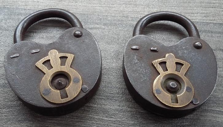 19 de eeuw Twee Stuks Grote Hangsloten Hangslot, Antiek en Kunst, Antiek | Gereedschap en Instrumenten, Ophalen of Verzenden