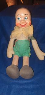 Oude pop met een geschilderd gezicht en stoffen lichaam., Ophalen of Verzenden