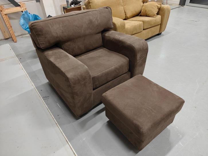 Comfortabele bruine fauteuil + poef (zachte stof), Huis en Inrichting, Fauteuils, Gebruikt, Stof, 100 tot 125 cm, 75 tot 100 cm