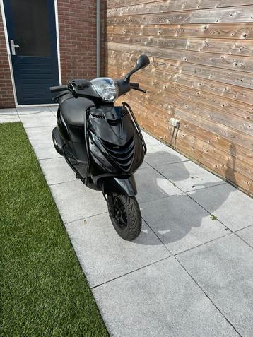 Piaggio zip E5 black on black.  beschikbaar voor biedingen