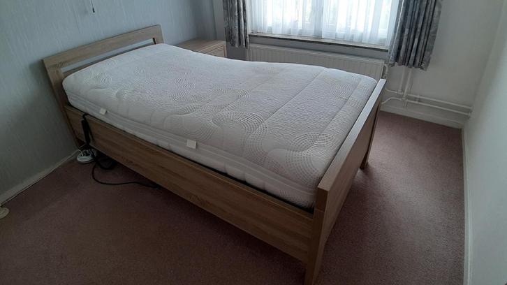 Senioren Hoog-Laag bed electrisch, Huis en Inrichting, Slaapkamer | Bedden, Zo goed als nieuw, Eenpersoons, 100 cm, 200 cm, Hout