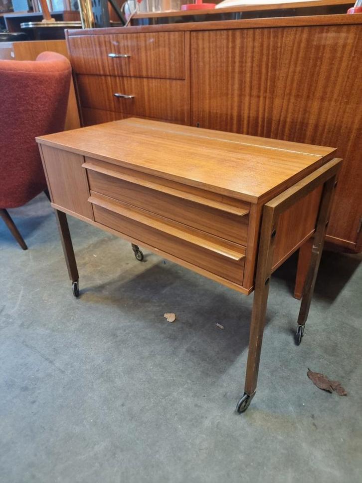 Vinrage naaikistje op wielen  mid century, Antiek en Kunst, Antiek | Meubels | Kasten, Ophalen