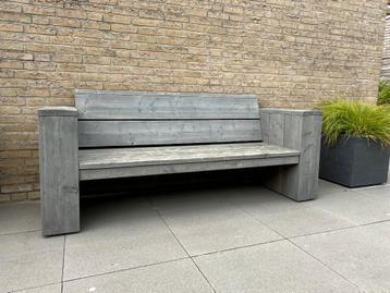 Tuinbank beschikbaar voor biedingen