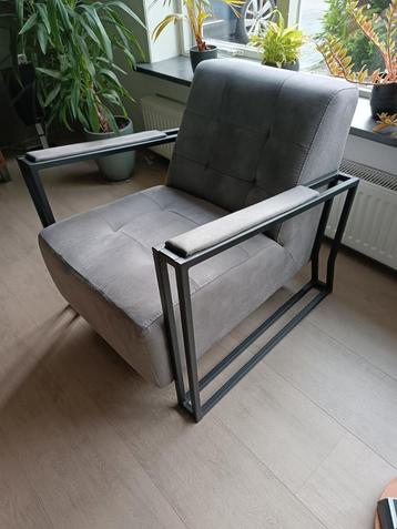 Moderne antraciet kleurige fauteuil. Zwart frame. beschikbaar voor biedingen
