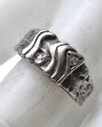Mooie zilveren ring met golflijntjes en een helder steentje  beschikbaar voor biedingen