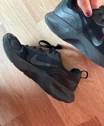 Zwarte nike sneakers beschikbaar voor biedingen