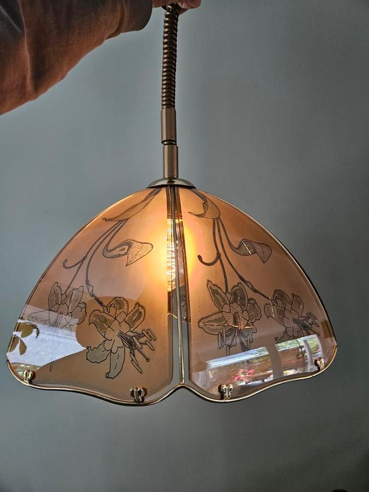 Vintage hanglamp met bloemmotief in glas, messing, goud, Huis en Inrichting, Lampen | Hanglampen, Gebruikt, Minder dan 50 cm, Glas
