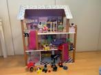 Kidkraft poppenhuis met inrichting en 13 poppen, Ophalen, Zo goed als nieuw, Poppenhuis