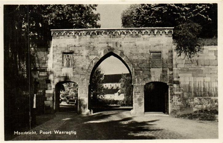 Maastricht, Poort Waaragtig - 1948 gelopen, Verzamelen, Ansichtkaarten | Nederland, Ongelopen, Limburg, Voor 1920, Ophalen of Verzenden