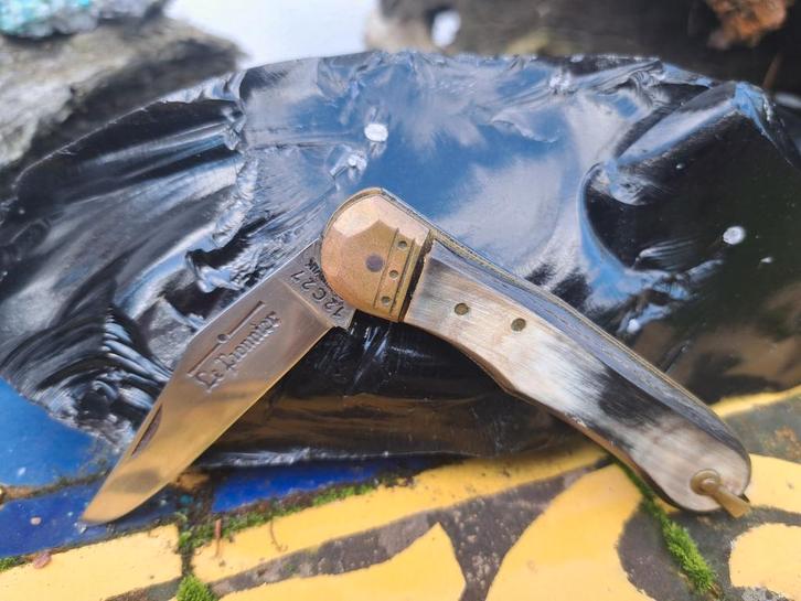 Mes zakmes met heft van hoorn koperen boosters ongeslepen, Verzamelen, Overige Verzamelen, Nieuw, Ophalen of Verzenden