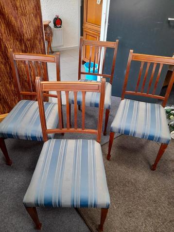Set 4 nette klassieke stoelen  beschikbaar voor biedingen