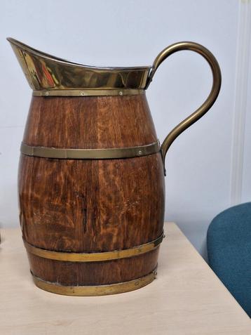 Houten kan of kruik met messing details beschikbaar voor biedingen