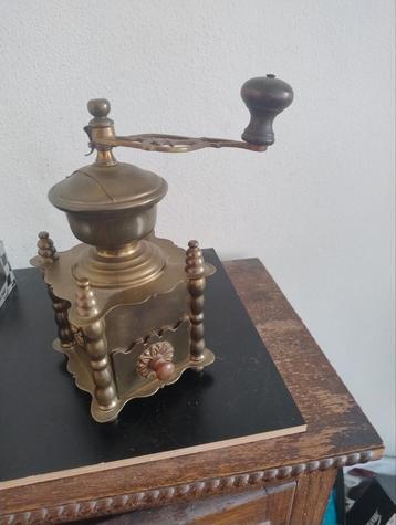 👉 Aparte zware antieke hand koffiemolen beschikbaar voor biedingen