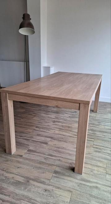 Eettafel in houtlook beschikbaar voor biedingen