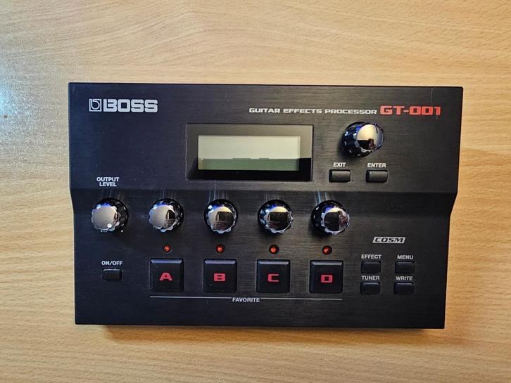 Boss GT-001 – Compacte studio-kwaliteit in desktopformaat, Muziek en Instrumenten, Effecten, Zo goed als nieuw, Multi-effect, Ophalen of Verzenden