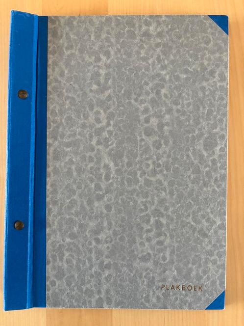 Vintage plakboek met ingeplakte en losse sigarenbandjes., Verzamelen, Rookartikelen, Aanstekers en Luciferdoosjes, Zo goed als nieuw