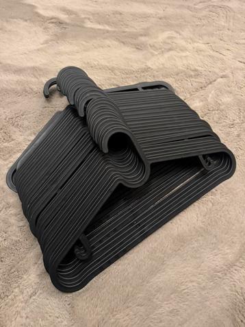 Set van 30 IKEA kledinghangers – zwart beschikbaar voor biedingen