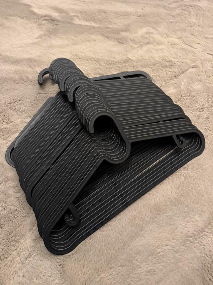 Set van 30 IKEA kledinghangers – zwart, Kleding | Dames, Kledinghangers, Zo goed als nieuw, Verzenden