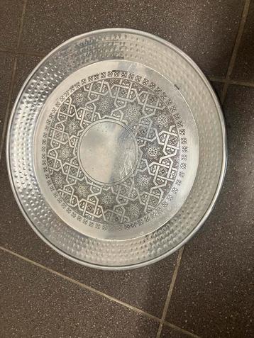 3 ijzeren schalen dienblad beschikbaar voor biedingen