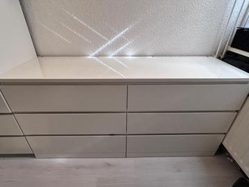 Witte IKEA MALM 6 ladekast met glasplaat.