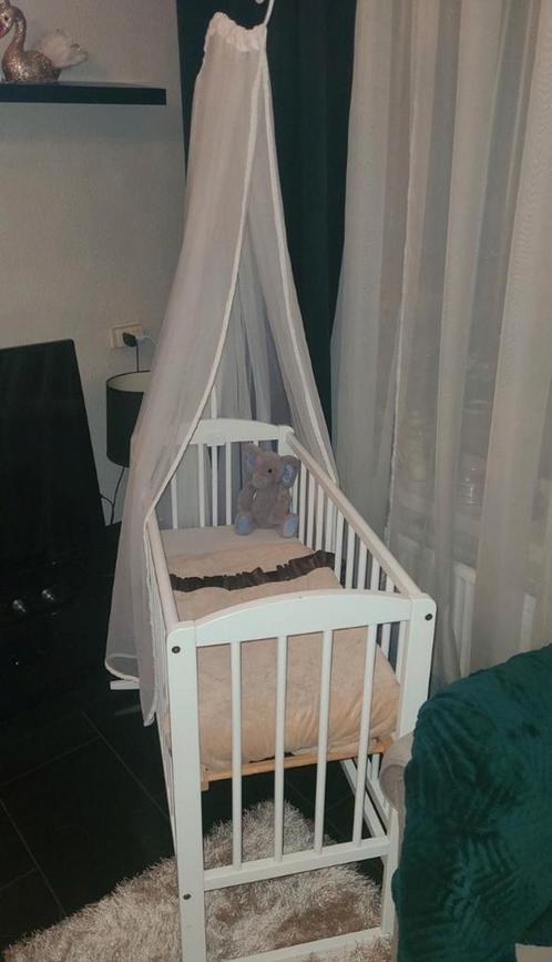 Petit Amelie wit schommelwiegje met klamboe en matrasje, Kinderen en Baby's, Babywiegjes en Ledikanten, Zo goed als nieuw, Ledikant