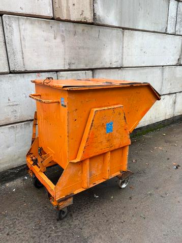 Kiep / Kantelbak met klep en wielen aangeboden. beschikbaar voor biedingen