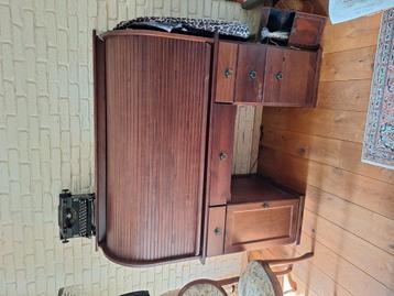 Mooi bureau beschikbaar voor biedingen