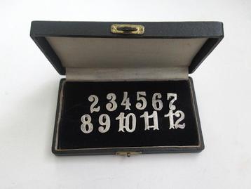 Art Deco zilveren set met tafelnummers in etui.  beschikbaar voor biedingen