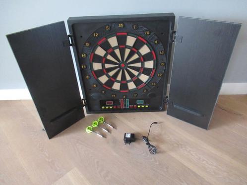XQ Max electronisch dartbord in kabinet Michael van Gerwen, Sport en Fitness, Darts, Zo goed als nieuw, Dartbord, Elektronisch
