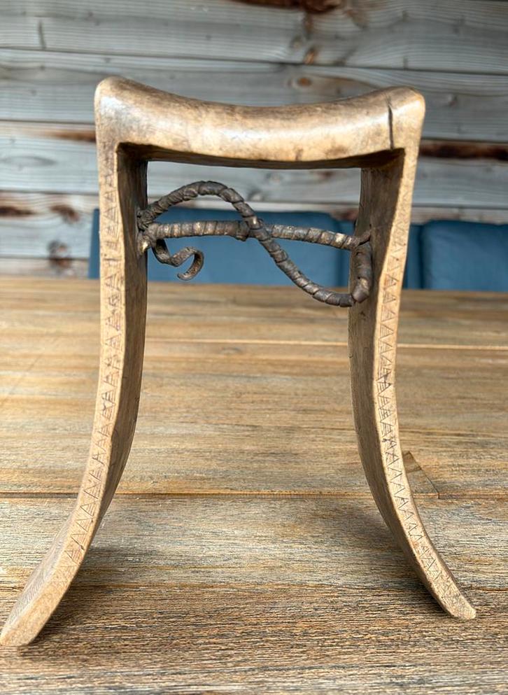 Oude Keniaanse Turkana stam versierde houten neksteun, Antiek en Kunst, Curiosa en Brocante, Ophalen of Verzenden