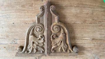2 houtsnijwerk ornamenten beschikbaar voor biedingen