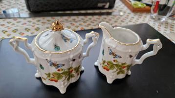 Porselein suikerpot en melkkan van Royal Crown Derby in beschikbaar voor biedingen