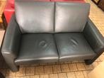 Grijze leren bank, Huis en Inrichting, Banken | Bankstellen, Ophalen, Prominent, Tweepersoons, Zo goed als nieuw