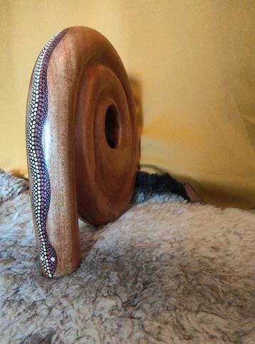 Bijzondere Didgeridoo met Slang Design beschikbaar voor biedingen