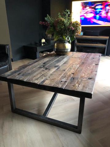 Robuuste houten salontafel met metalen frame beschikbaar voor biedingen