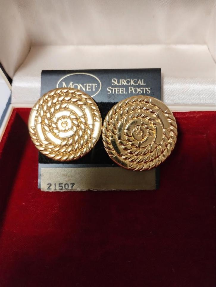 Vintage NOS jaren tachtig 9 Monet oorbellen sets, Sieraden, Tassen en Uiterlijk, Oorbellen, Nieuw, Overige materialen, Ophalen of Verzenden