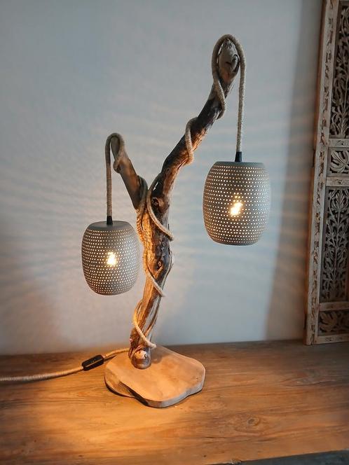 Landelijke tafellamp van drijfhout, Huis en Inrichting, Lampen | Tafellampen, Nieuw, 75 cm of meer, Hout, Ophalen of Verzenden