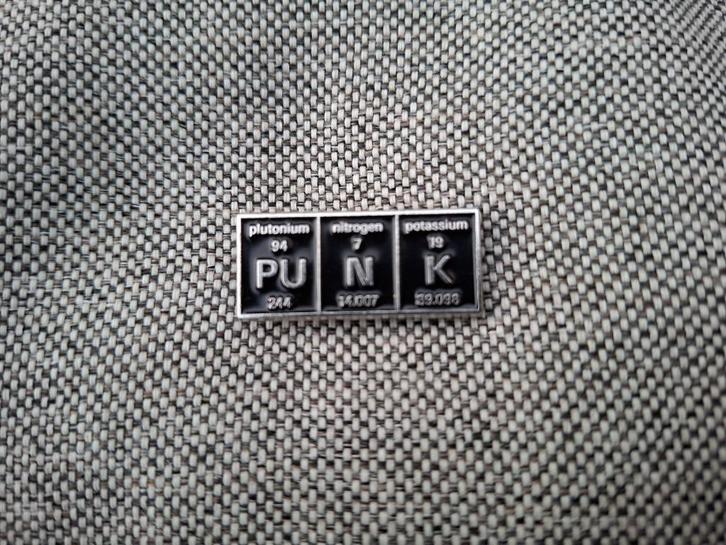 1 mooie pin met de tekst - Punk - te koop, Verzamelen, Speldjes, Pins en Buttons, Nieuw, Speldje of Pin, Overige onderwerpen, Ophalen of Verzenden