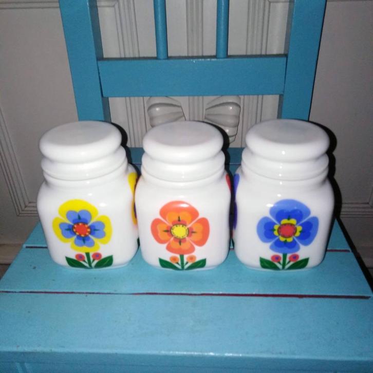 Witte wekpotjes met bloem afbeelding 3 stuks, Huis en Inrichting, Keuken | Keukenbenodigdheden, Gebruikt, Ophalen